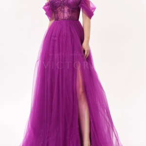 Vestido de fiesta en tul morado de Victoria Moda.