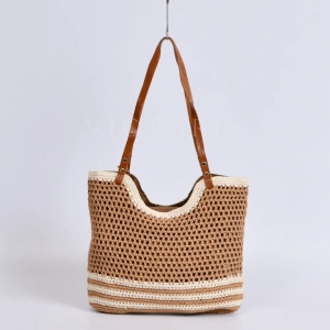 Los bolsos de colores neutros son ideales para combinar con todo tipo de looks.