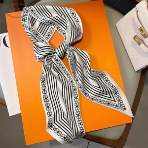 Pon un pañuelo en tu bolsillo para lucir elegante.
