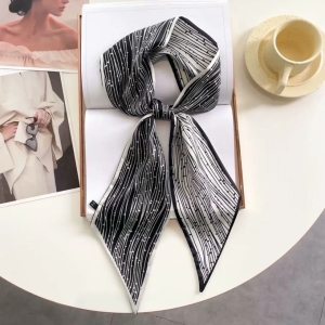 Anuda tu pañuelo alrededor del cuello para lucir más chic.